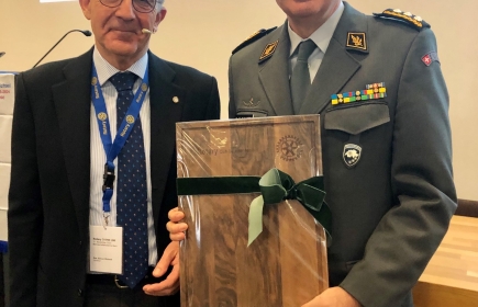Le DG Simon Bichsel remercie le commandant de corps Hans-Peter Walser pour son exposé en lui offrant un cadeau